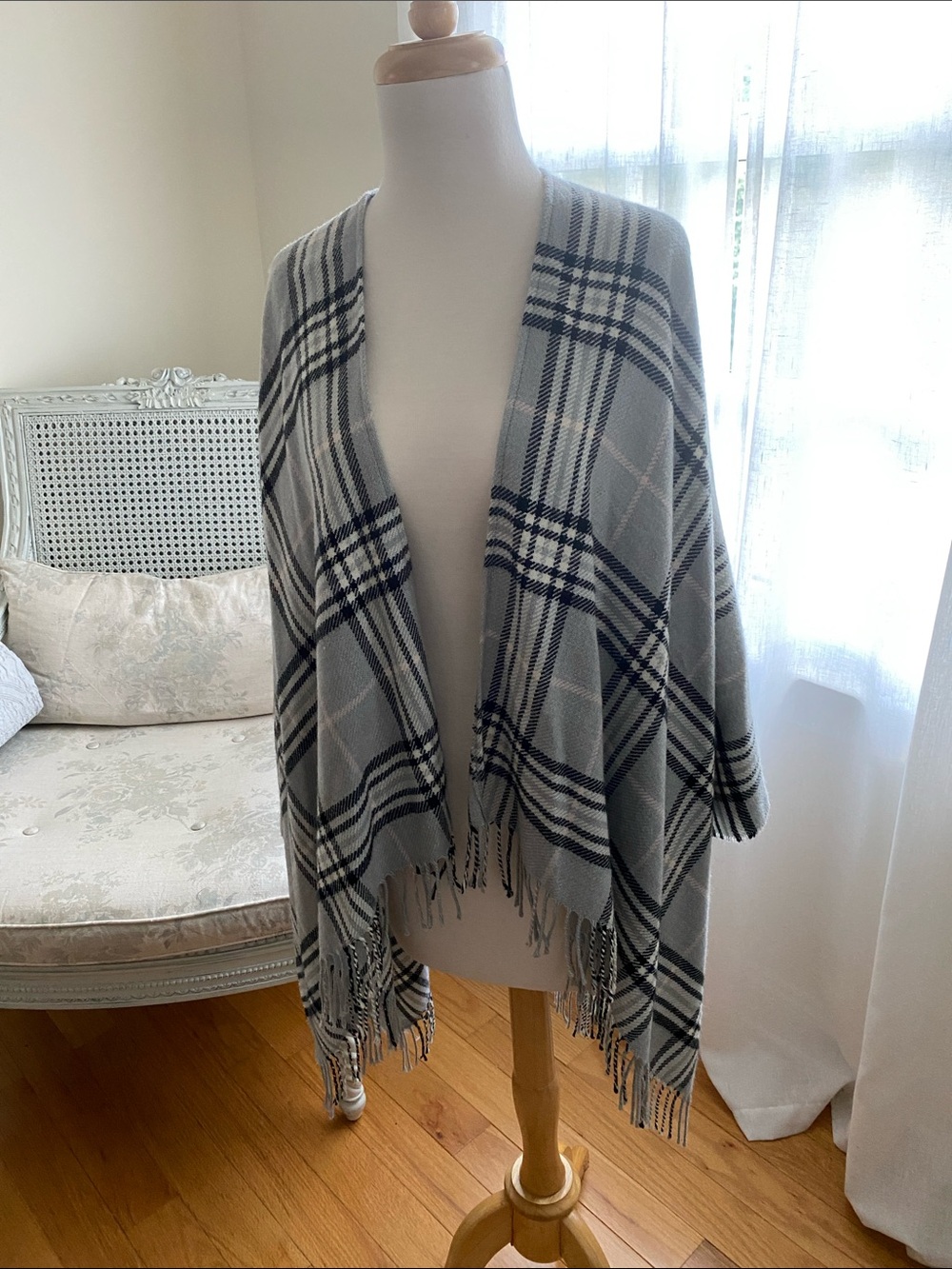 V. FRAAS Gray Plaid Fringe Wrap